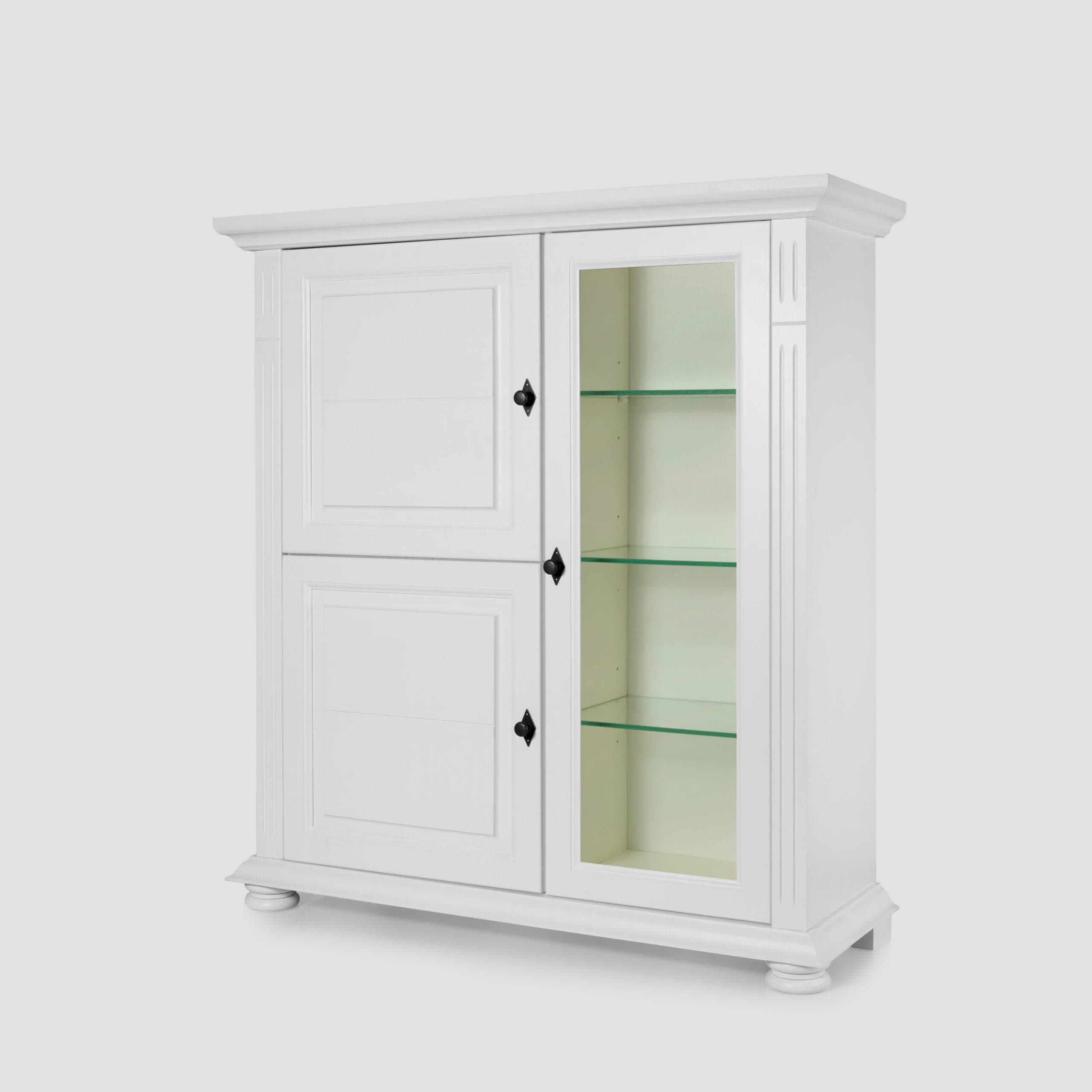Kommode „Skagen“ mit Vitrine aus Massivholz und Glasablagen