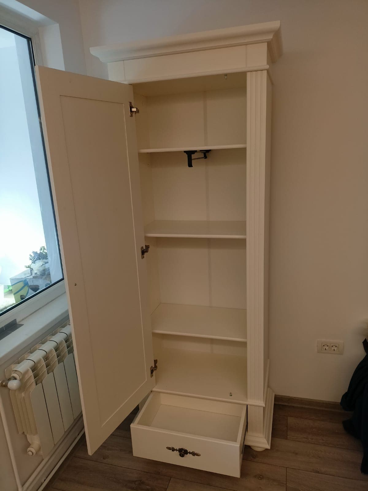 1-türiger Massivholzschrank Skagen mit Frontblende