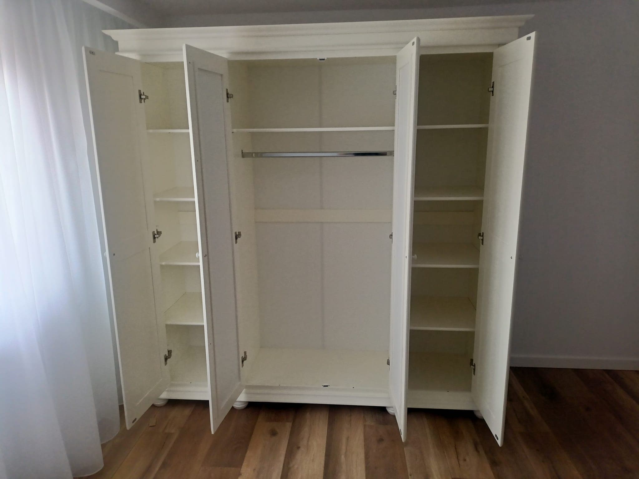4-türiger Massivholz-Kleiderschrank „Nordby“ mit Paneelen