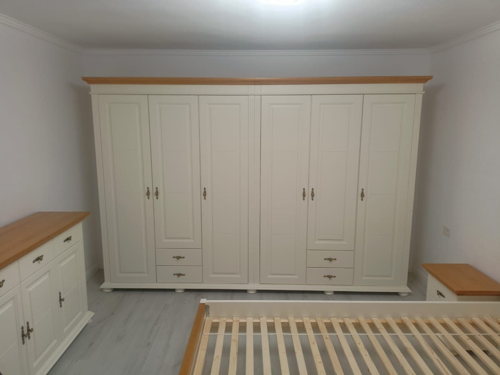 Massivholzschrank Skagen, 6-türig mit 4 Schubladen