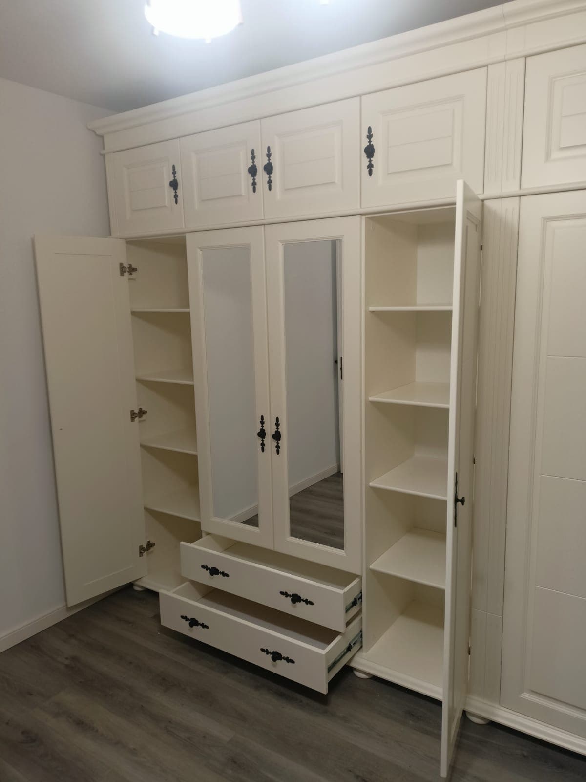 Massivholzschrank Skagen, 8-türig mit 4 Schubladen